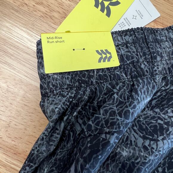 All in Motion Shibori Mid-Rise Charcoal Gray Run Shorts - Size Small - NWT - Picture 8 of 9